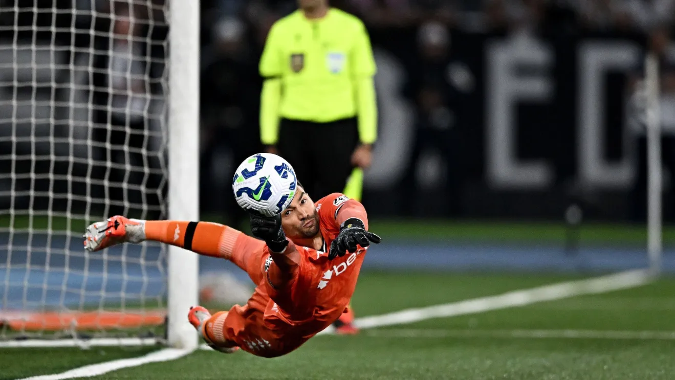 Léo Jardim defende cobrança de Alex Telles em Botafogo x Vasco