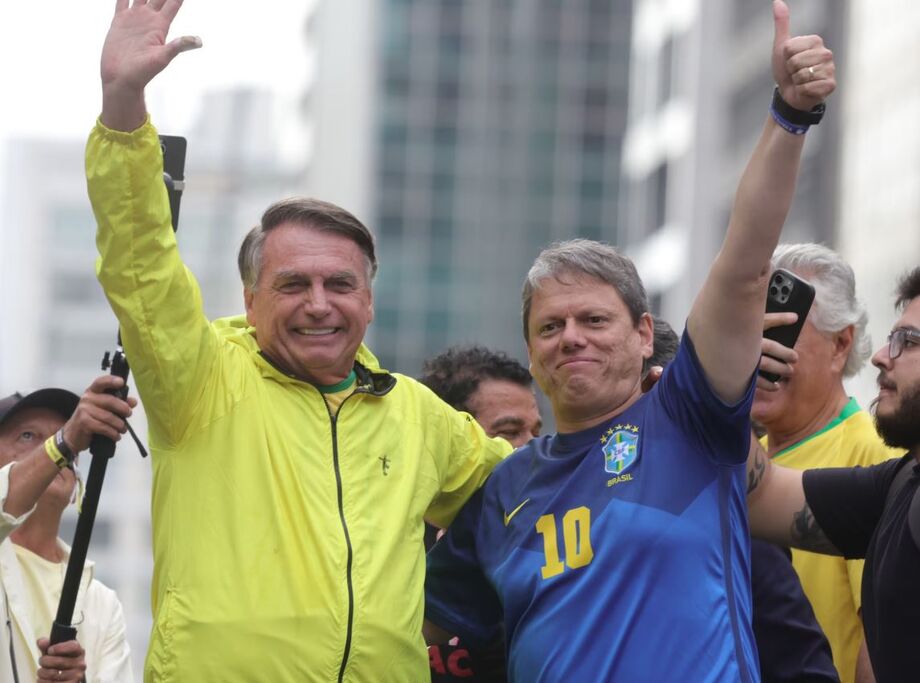 Tarcísio de Freitas e Jair Bolsonaro em manifestação na Avenida Paulista em abril deste ano.