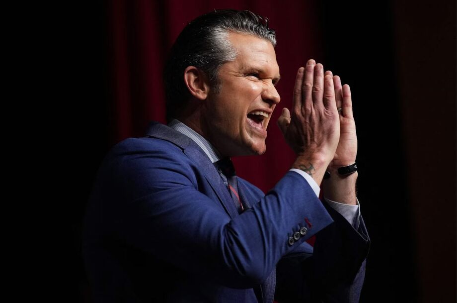 O secretário de Defesa dos Estados Unidos, Pete Hegseth, discursa para oficiais militares em uma base militar na Virgínia.
