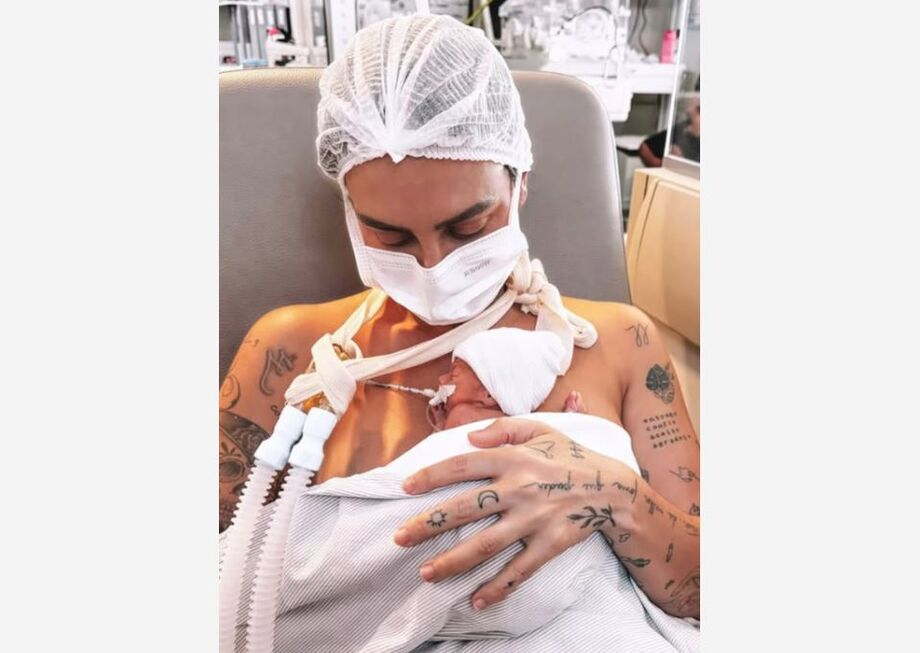 Clara Maia segura o filho Theo no colo em foto postada no Instagram em 28 de setembro de 2025.