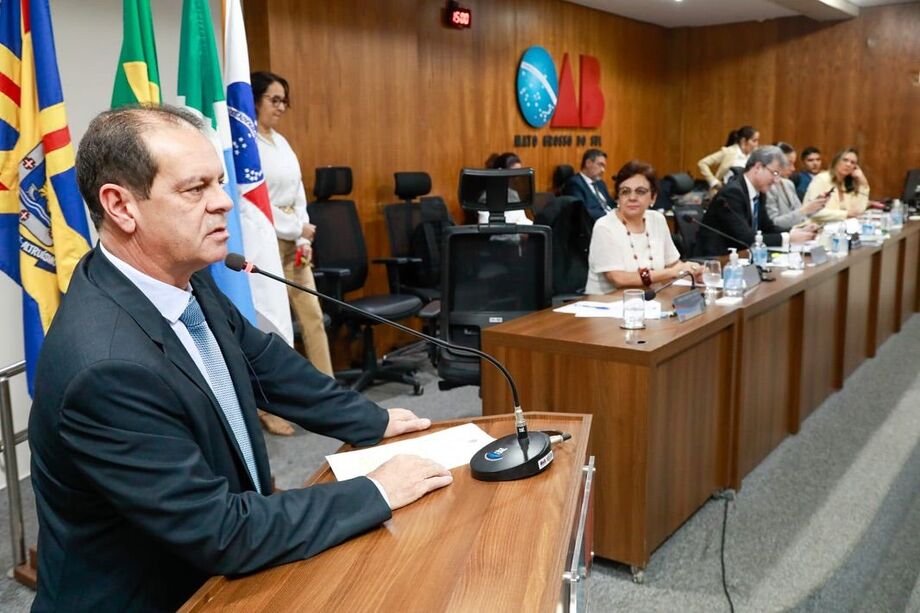 Walfrido Ferreira de Azambuja Júnior, presidente do Tribunal de Ética e Disciplina da OAB/MS, durante sessão no plenário.