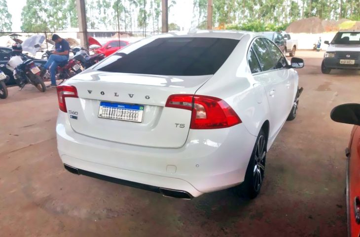 O Volvo S60 2.0 T5 Inscription está entre os 168 lotes disponíveis no leilão