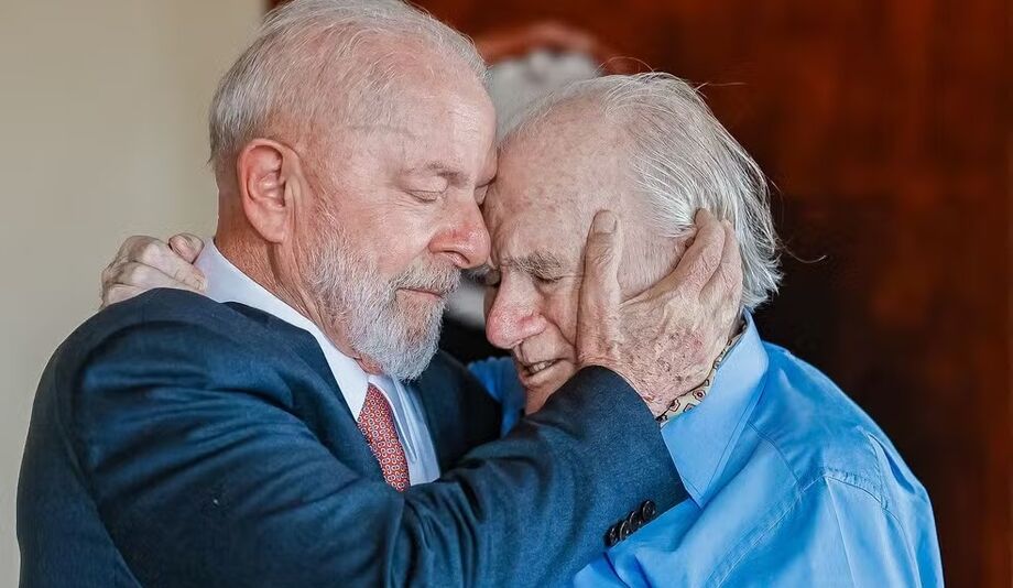 Lula cancela agendas com ministros para ir a velório do jornalista Mino Carta