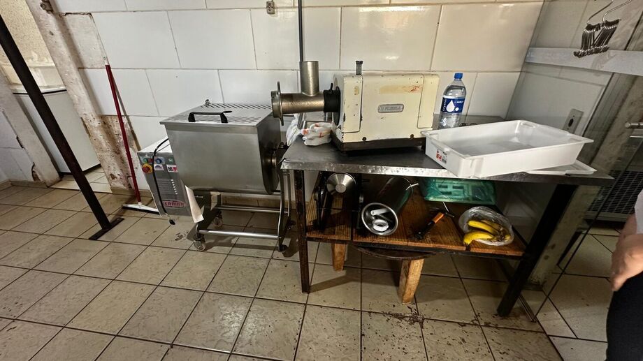 Açougue de Terenos é fechado com carne e leite impróprios para consumo