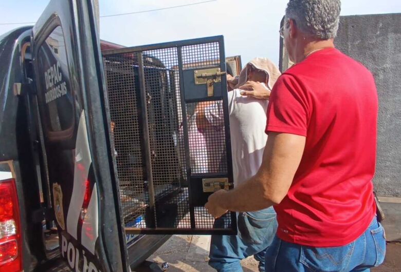 Gabriel Vitório utilizada uma motocicleta vermelha para abordar as vítimas com arma de brinquedo