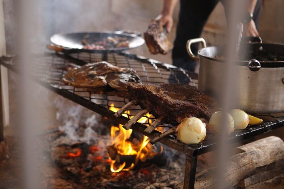 Festival aposta em diversidade de carnes, experiências familiares e competição de churrasco com jurados às cegas.