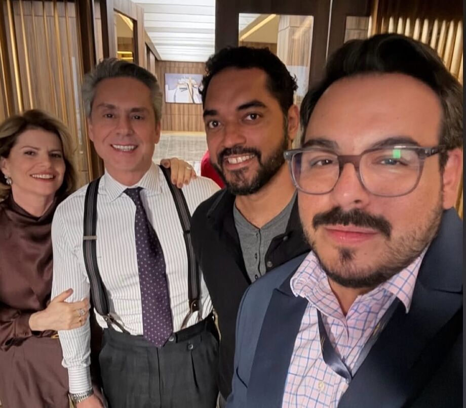 Débora Bloch ao lado de colegas nos bastidores de gravações de 'Vale Tudo'