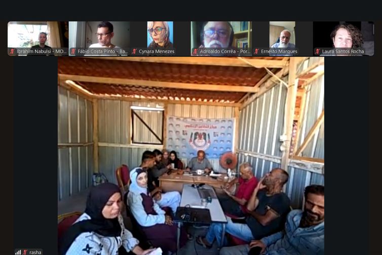 Jornalistas trabalham em tenda improvisada durante entrevisa em Kham Yunis, no sul da Faixa de Gaza.