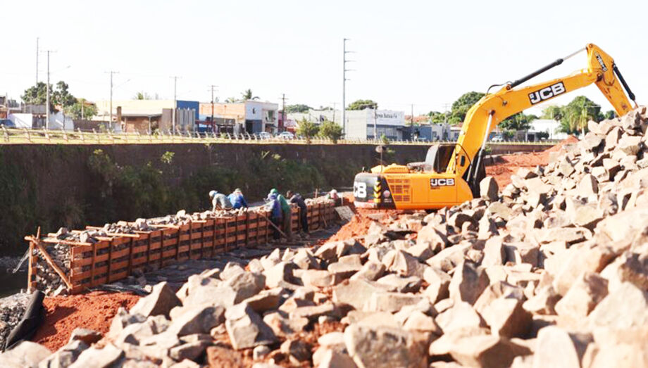 Obra emergencial tenta conter erosão no córrego Anhanduí, na Avenida Ernesto Geisel, em Campo Grande