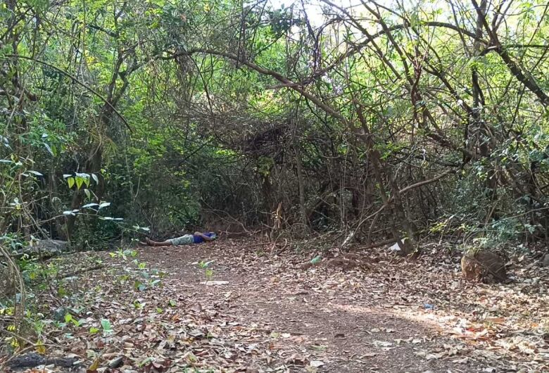O jovem foi encontrado já sem vida próximo a um córrego