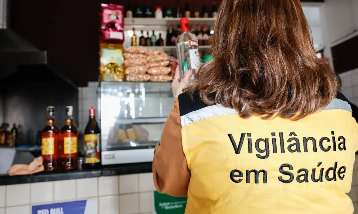 São Paulo apreende 117 garrafas de bebidas suspeitas de conter metanol.
