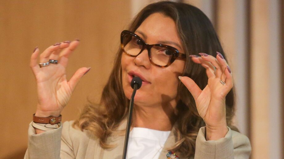 A primeira-dama Janja da Silva publicou dois memes em sequência nos stories do Instagram.