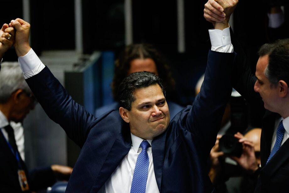 Alcolumbre manda PEC da Blindagem para Comissão de Justiça do Senado.