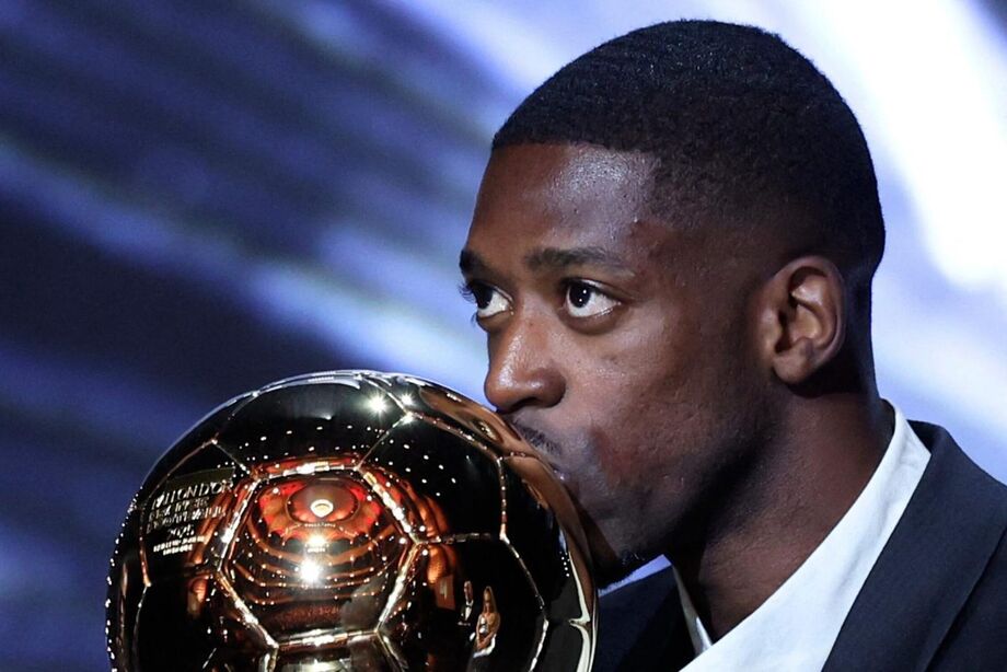 Dembélé beija a Bola de Ouro da France Football.
