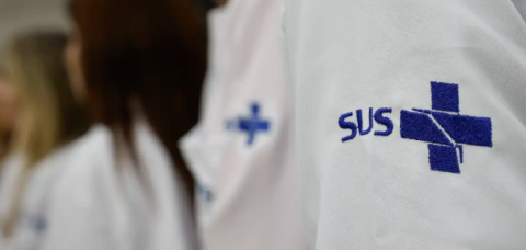 Novo comitê do Ministério da Saúde busca reduzir ações judiciais e melhorar serviços.