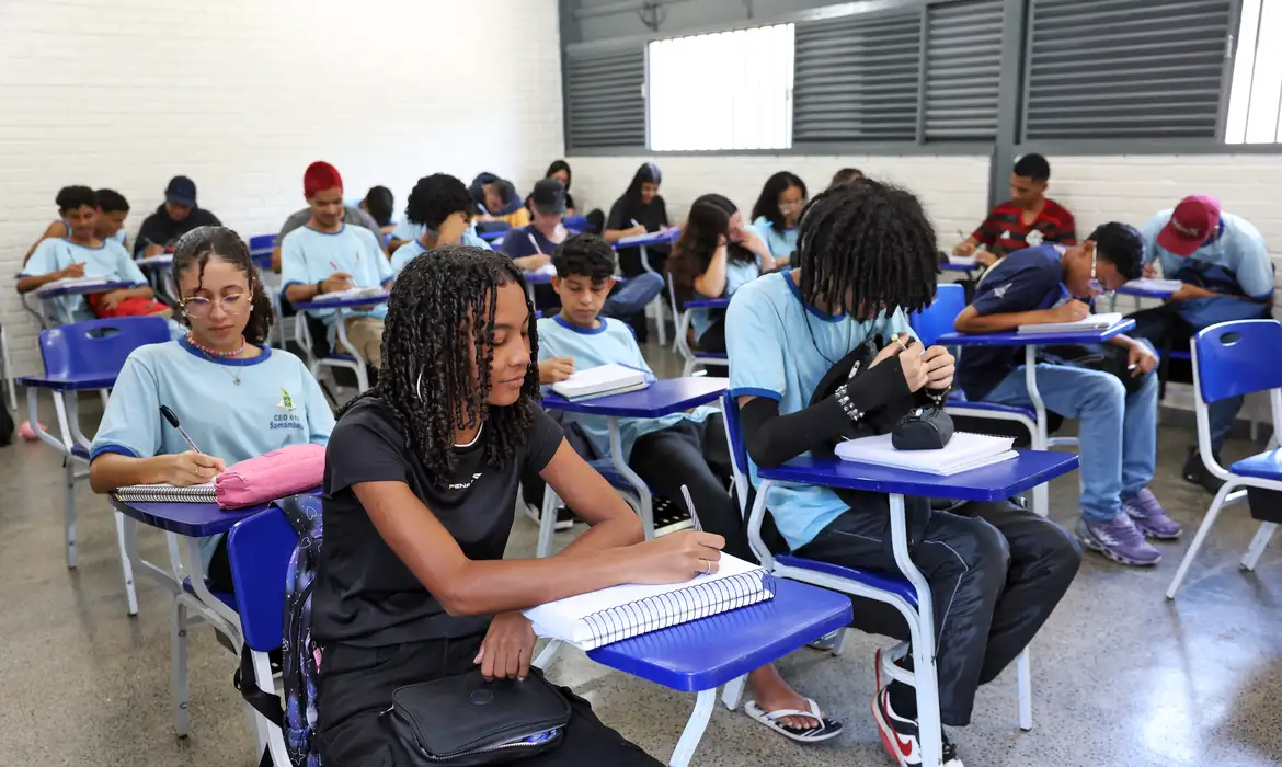 MEC paga nova parcela de R$ 200 do Pé-de-Meia a estudantes nascidos em julho e agosto a partir de 2 de outubro.