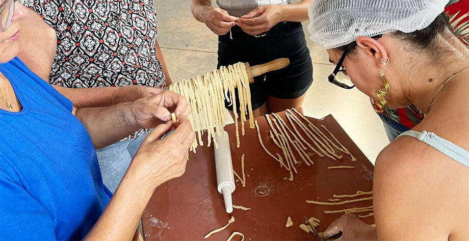 Curso gratuito ensina técnicas de massas artesanais e incentiva geração de renda em Campo Grande