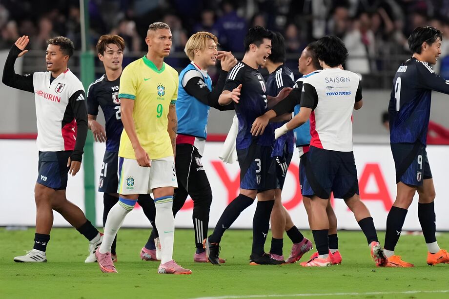 Jogadores do Japão comemoram vitória histórica sobre o Brasil