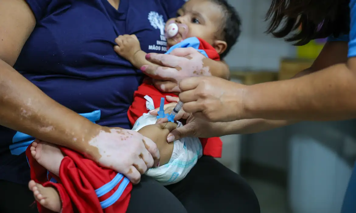 Vacinação é a principal forma de prevenir a coqueluche, doença respiratória que voltou a crescer no Brasil.