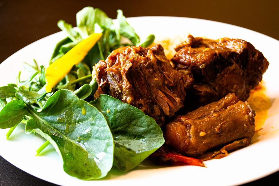 Com toque caseiro e ingredientes frescos, a rabada do restaurante Bom Almoço conquista pelo sabor e pelo uso criativo de cortes bovinos.