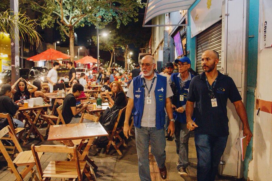 Operação integrada percorre bares movimentados da capital, reforçando a prevenção contra bebidas adulteradas.