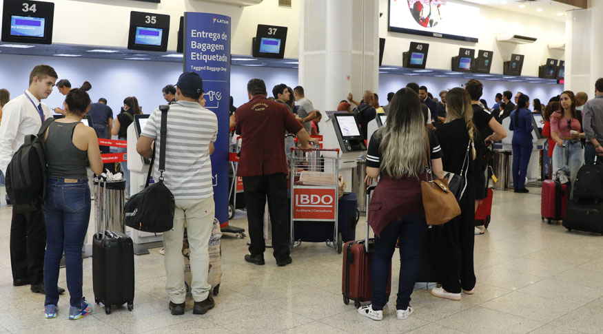 Brasileiros gastam mais em viagens mesmo com número estável de deslocamentos, revela levantamento do IBGE
