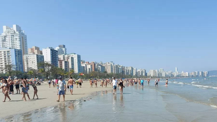 Cetesb alerta para níveis altos de bactérias em 24 pontos do litoral paulista.