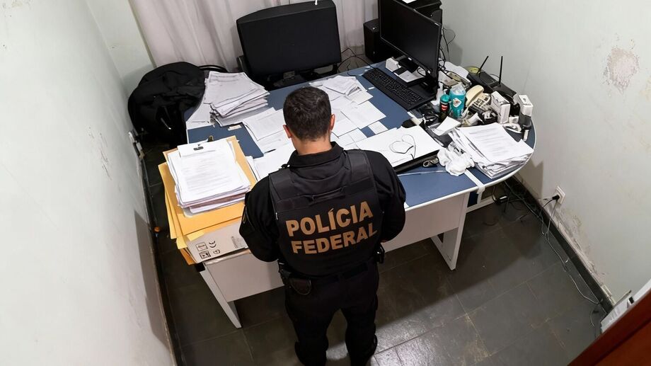 Agente da Polícia Federal analisa documentos durante cumprimento de mandado da Operação Prometeu, que investiga grilagem de terras da União no Pantanal.