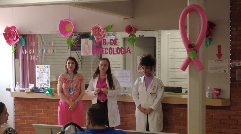HUMAP promove palestra, entrega mimos e reforça prevenção aos cânceres de mama e colo do útero no Outubro Rosa.