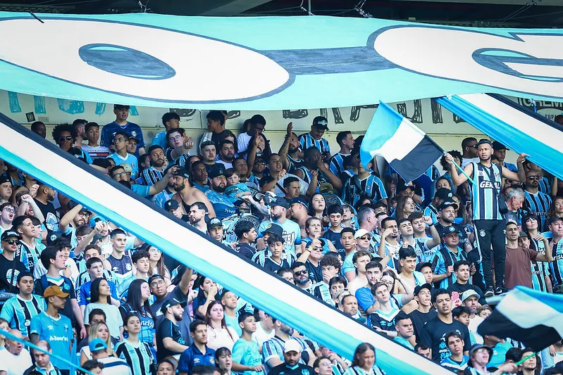 Grêmio goleia em jogo-treino e coloca 14 mil torcedores mesmo com 13º lugar no Brasileirão