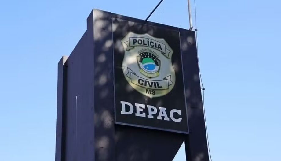 Placa da Delegacia de Pronto Atendimento Comunitário (Depac) de Dourados, onde o suspeito foi levado após ser preso por ameaças motivadas por ciúmes.