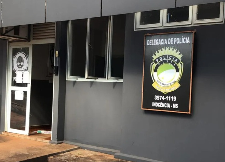 Fachada da Delegacia de Polícia Civil de Inocência, onde o caso foi registrado neste sábado (11).