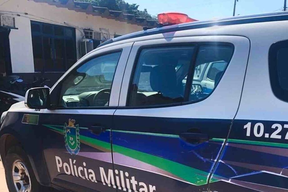Viatura da Polícia Militar usada durante a abordagem em Nioaque, onde motorista embriagado resistiu à prisão e danificou o veículo.
