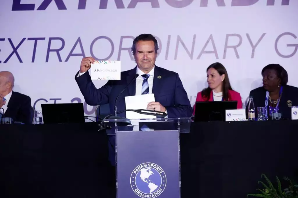 Presidente da Panam Sports, Neven Ilic, anuncia Assunção como sede dos Jogos Pan-Americanos de 2031 durante votação oficial em Santiago, no Chile.