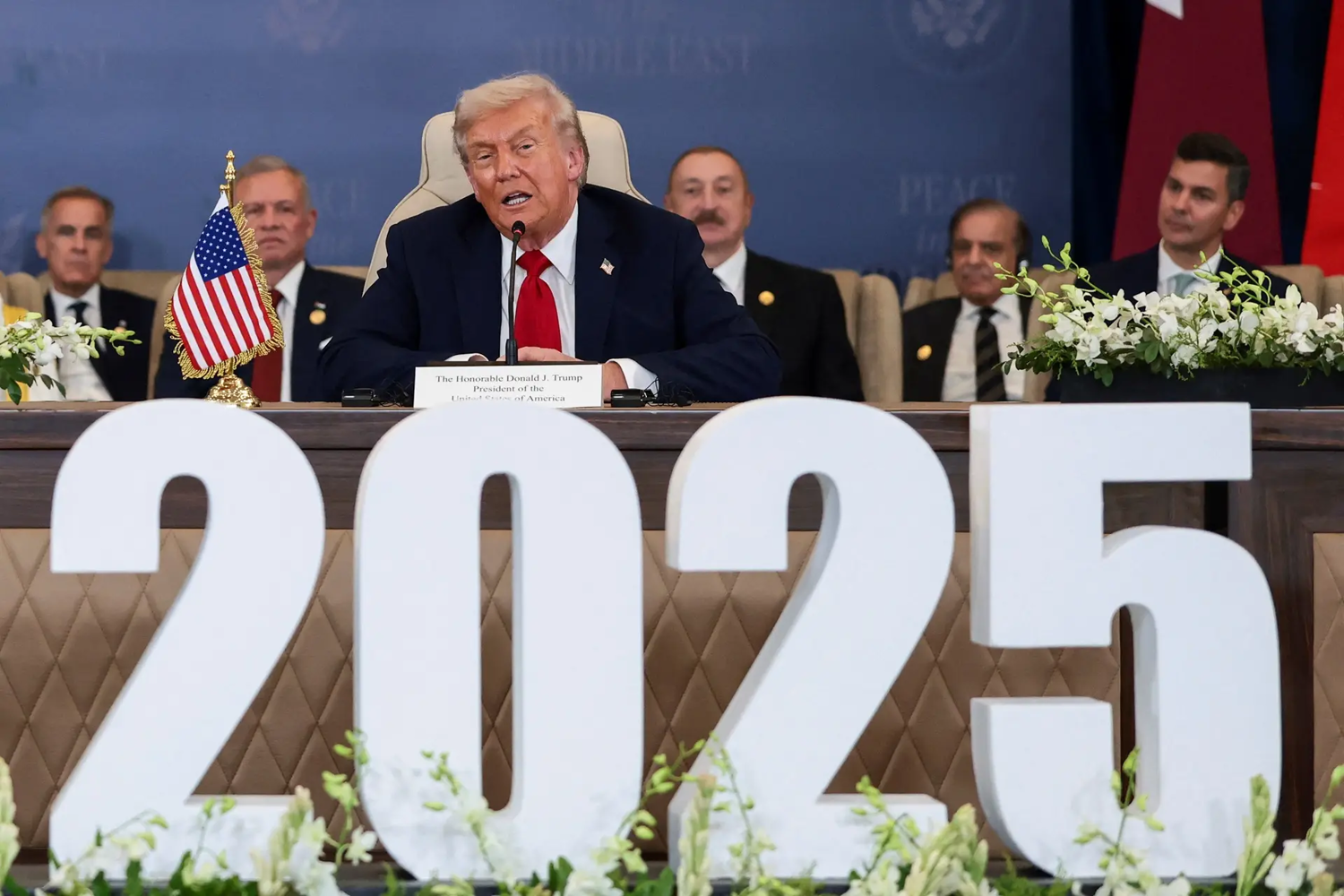 O presidente dos EUA, Donald Trump, discursa durante a assinatura oficial da primeira fase do acordo de cessar-fogo de Gaza entre Israel e o Hamas, em Sharm El-Sheikh, Egito, em 13 de outubro de 2025.