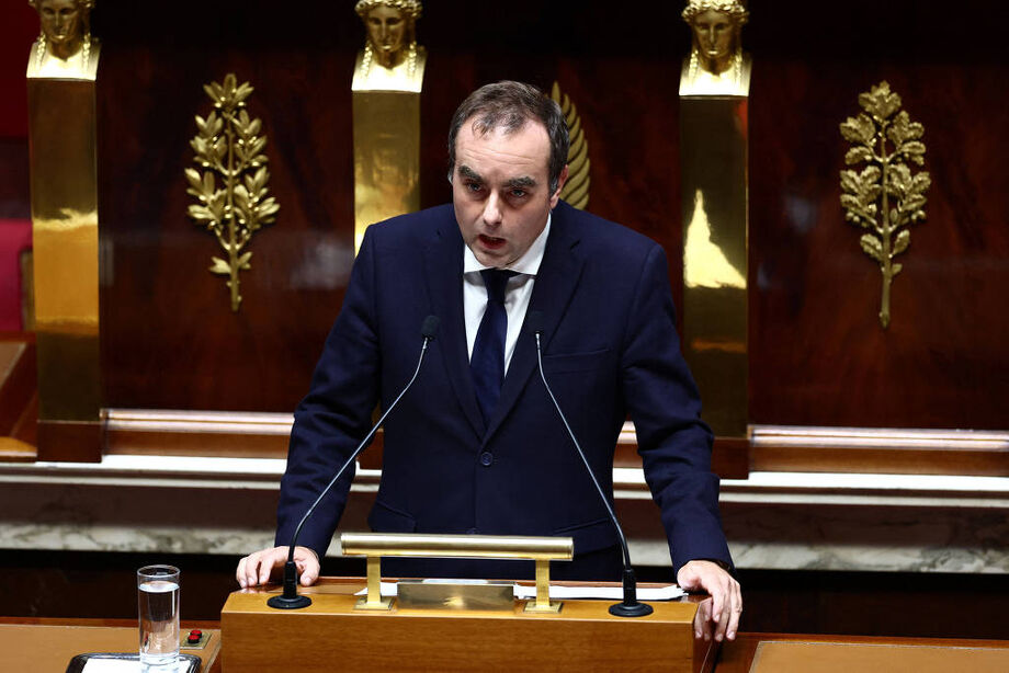 O primeiro-ministro da França, Sébastien Lecornu, reconduzido ao cargo por Emmanuel Macron, faz seu primeiro discurso à Assembleia Nacional, em Paris