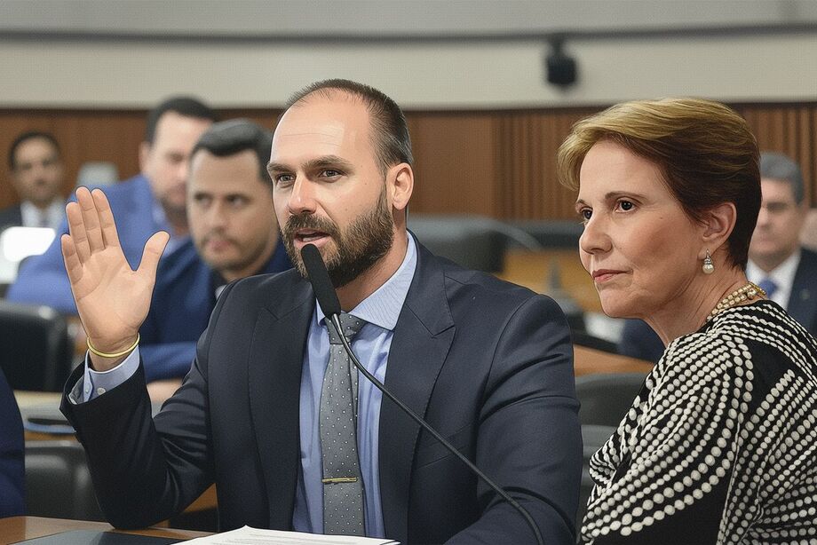 O deputado Eduardo Bolsonaro (PL-SP) durante sessão no Congresso, ao lado da senadora Tereza Cristina (PP-MS), alvo recente de críticas do parlamentar. A Câmara de Campo Grande aprovou moção de repúdio em defesa da senadora.
