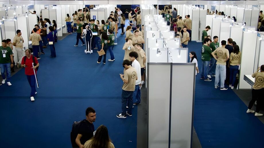Feira reúne estudantes de 23 municípios com apoio completo de logística e infraestrutura para apresentar pesquisas