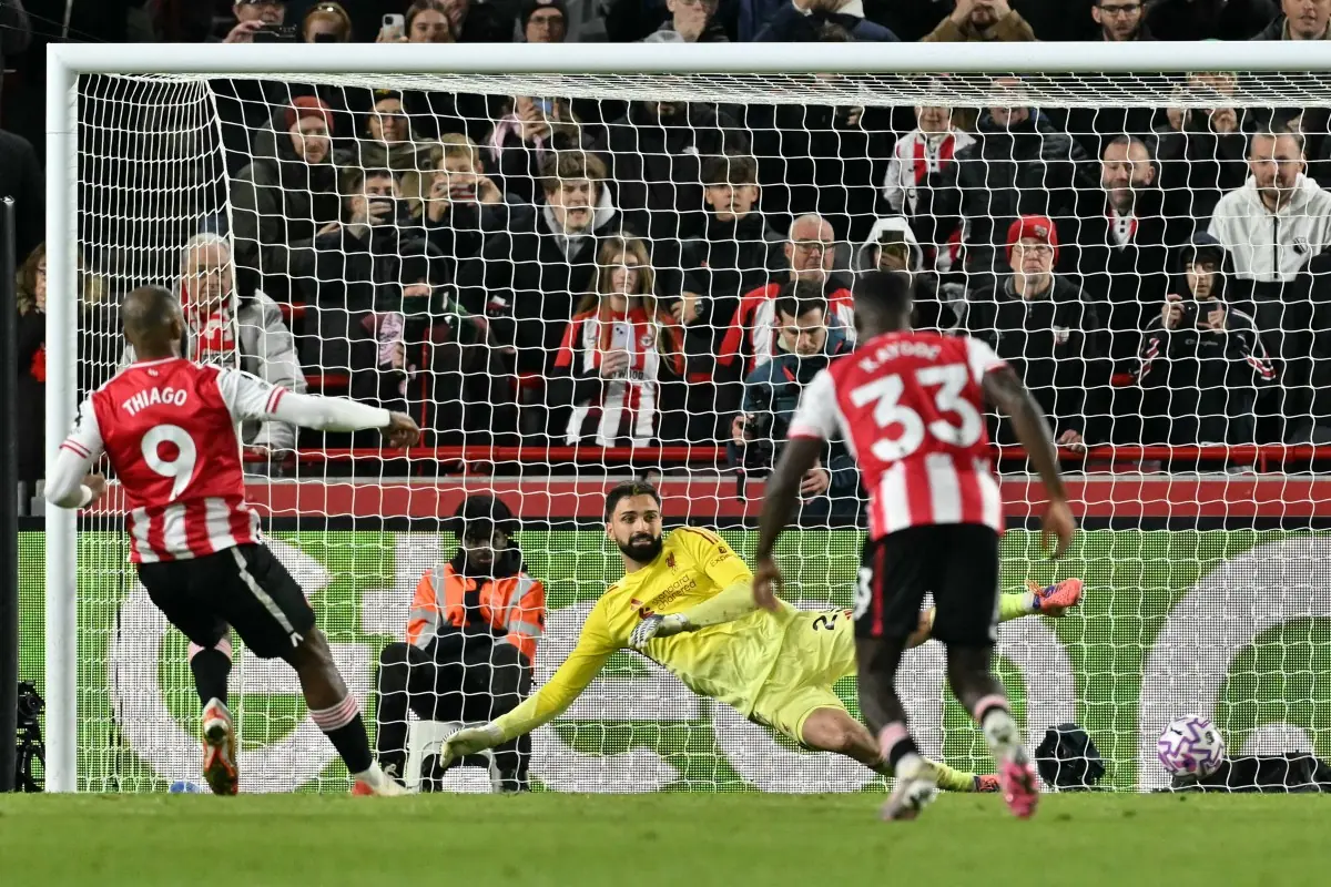Liverpool perde para o Brentford, a 4ª derrota seguida na Premier League, e cai para o 6º posto