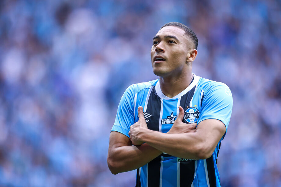 Com três gols de Carlos Vinícius, Grêmio vence o Juventude por 3 a 1 e se afasta da zona de rebaixamento.