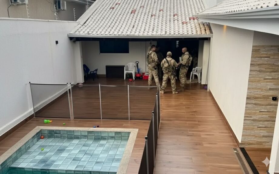 Polícia cumpre mandados em Campo Grande e outros cinco estados contra tráfico e lavagem de dinheiro na Operação Arcanum.