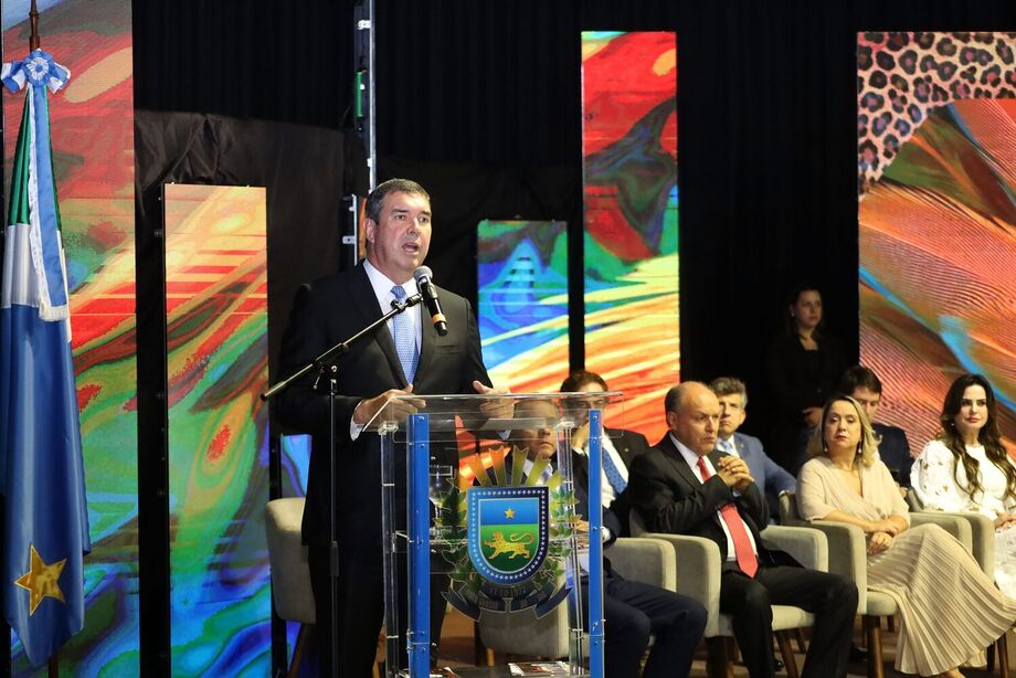 Governador Eduardo Riedel durante entrega das honrarias a personalidades de destaque no estado