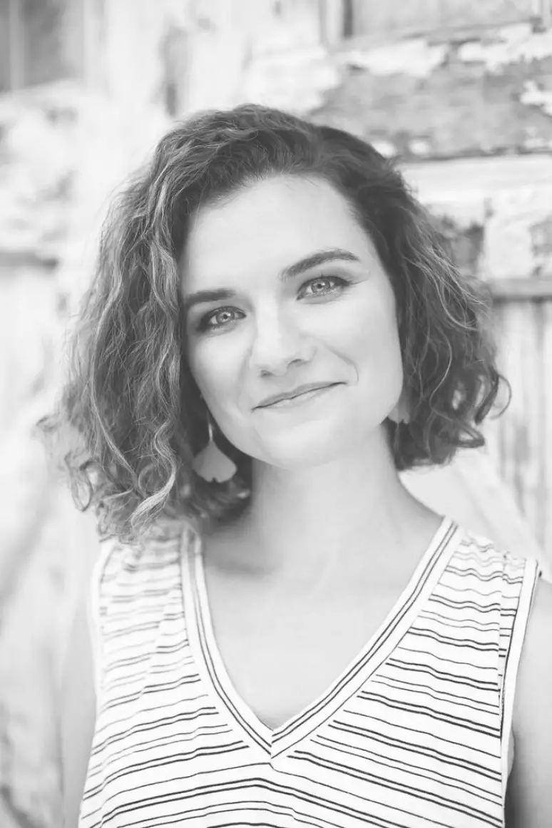 Cara Bastone, autora americana, chega ao mercado editorial brasileiro com 'Quando Menos se Espera', livro de romance que aborda gravidez inesperada.