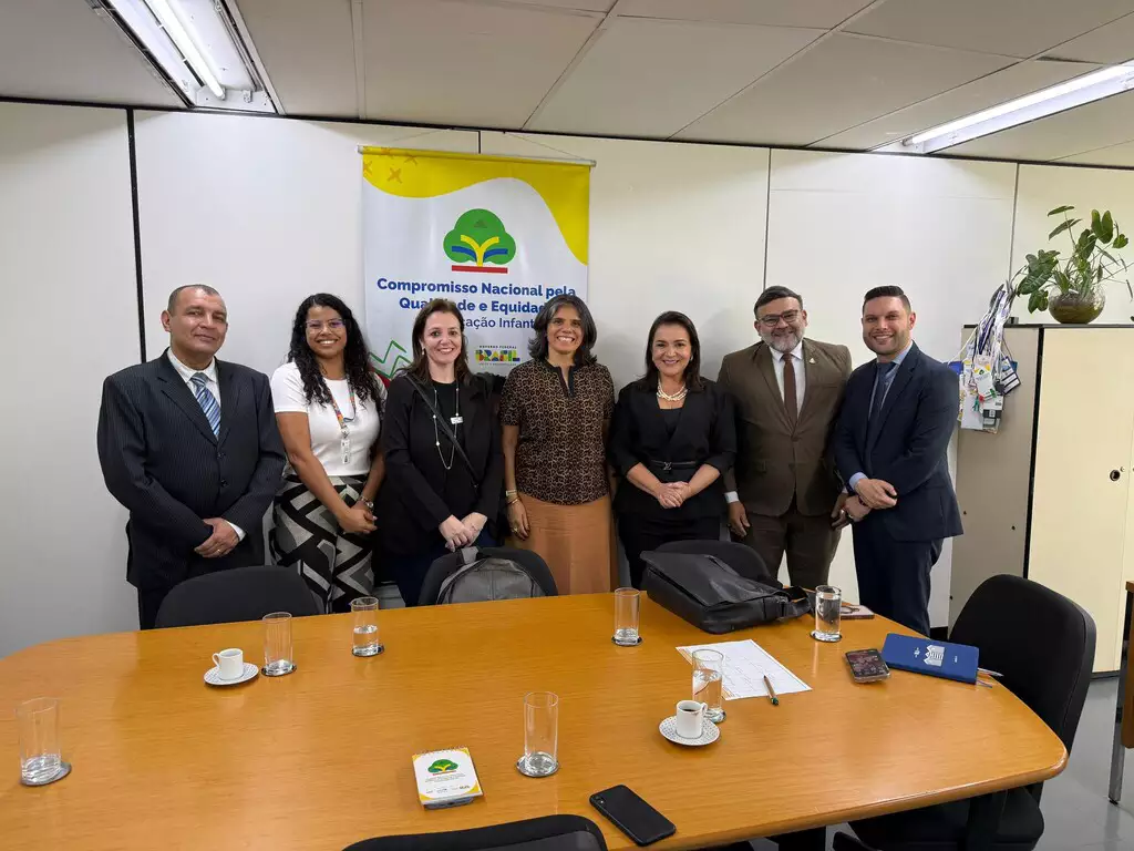 A prefeita de Campo Grande, Adriane Lopes (PP), ao lado do secretário de educação, Lucas Bittencourt, e membros do Fundeb
