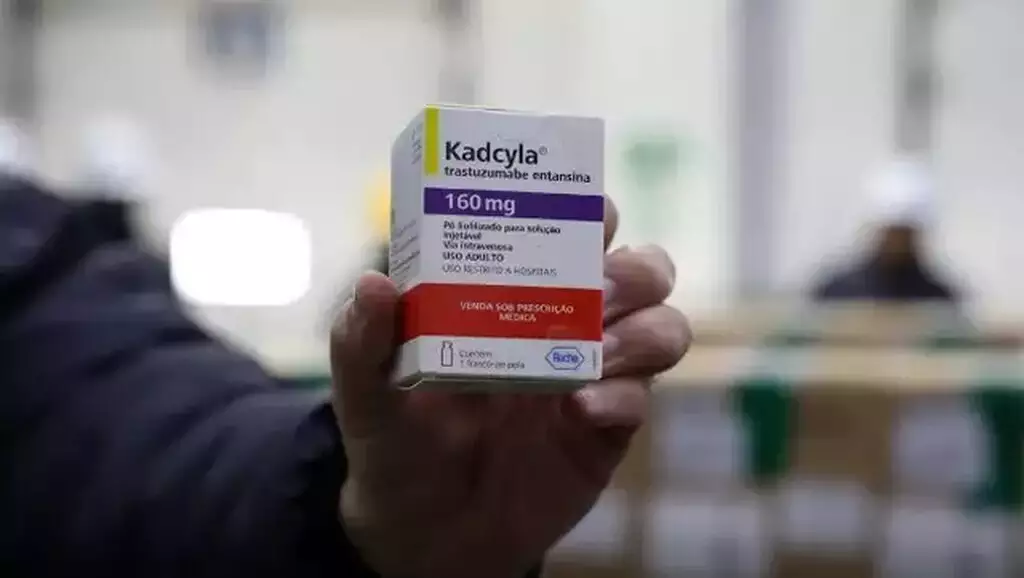 MS recebe primeiro lote de trastuzumabe emtansina, remédio que reduz em até 50% o risco de morte por câncer de mama HER2-positivo.