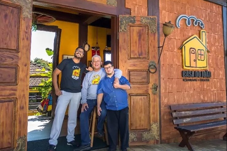 Empresário João Vizcaino em frente à Casa do João, um dos ícones da gastronomia de Bonito