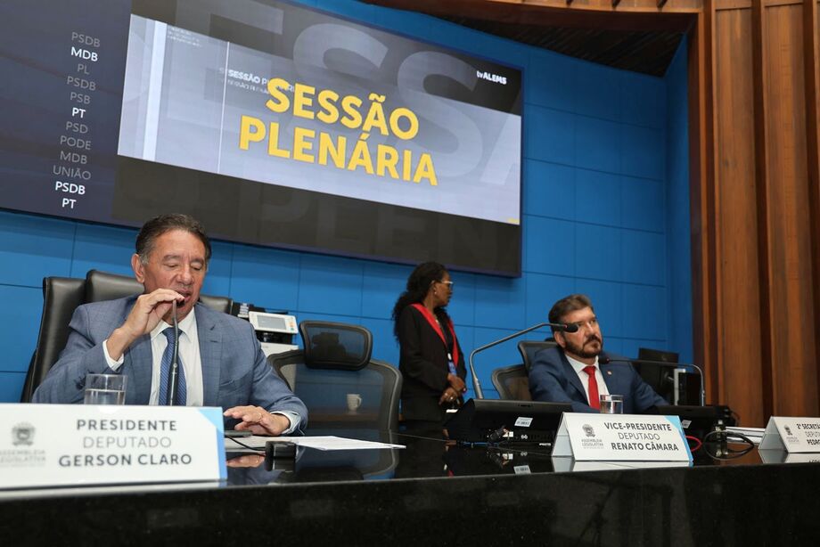 Presidente da Assembleia Legislativa de MS, Gerson Claro, conduz sessão plenária ao lado do segundo secretario Pedro Kemp