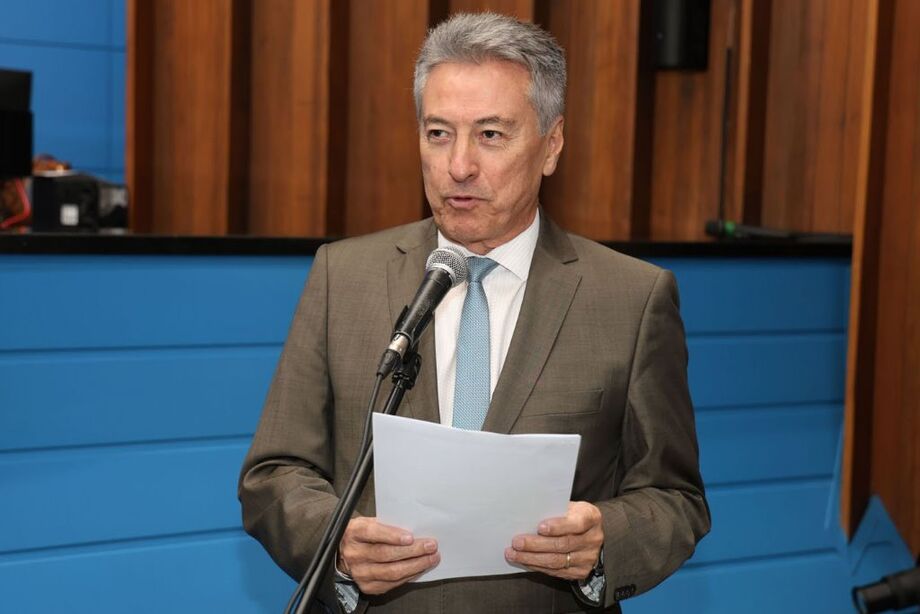 Roberto Hashioka durante sessão ordinária na ALEMS; parlamentar é o autor da Resolução.