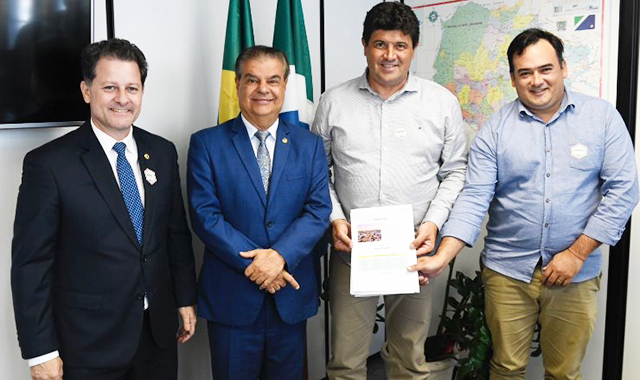 Ao lado do prefeito Rodrigo Basso e do secretário de Agricultura e Abastecimento, Clayton Martins Teixeira, Renato intermediou agenda com o senador Nelsinho Trad para ampliar investimentos em Sidrolândia