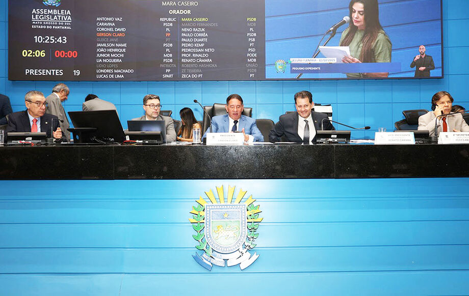 Deputados durante sessão plenária na ALEMS, onde aprovaram homenagens e projetos estaduais